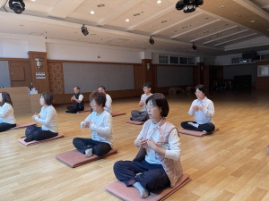 신성이 빛나는 삶의 주인공이 ..